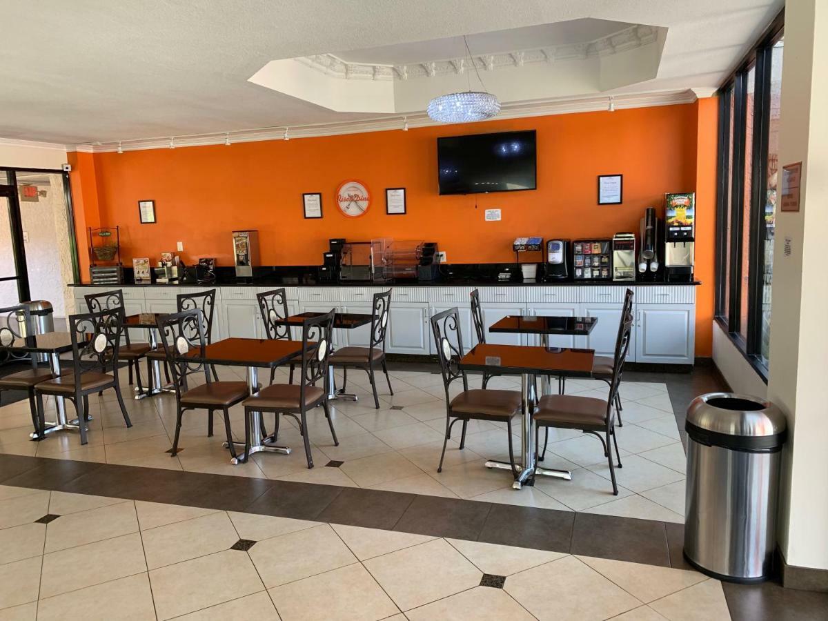 Howard Johnson By Wyndham Reseda Hotel & Suites - Los Angeles — Photos 1