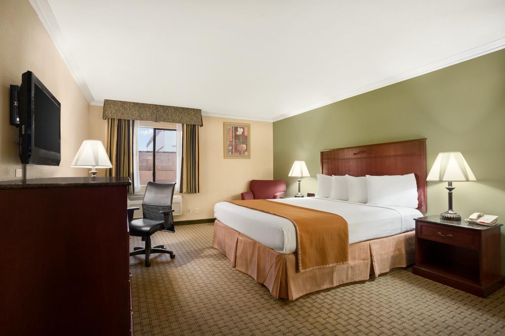 Howard Johnson By Wyndham Reseda Hotel & Suites - Los Angeles — Photos 3
