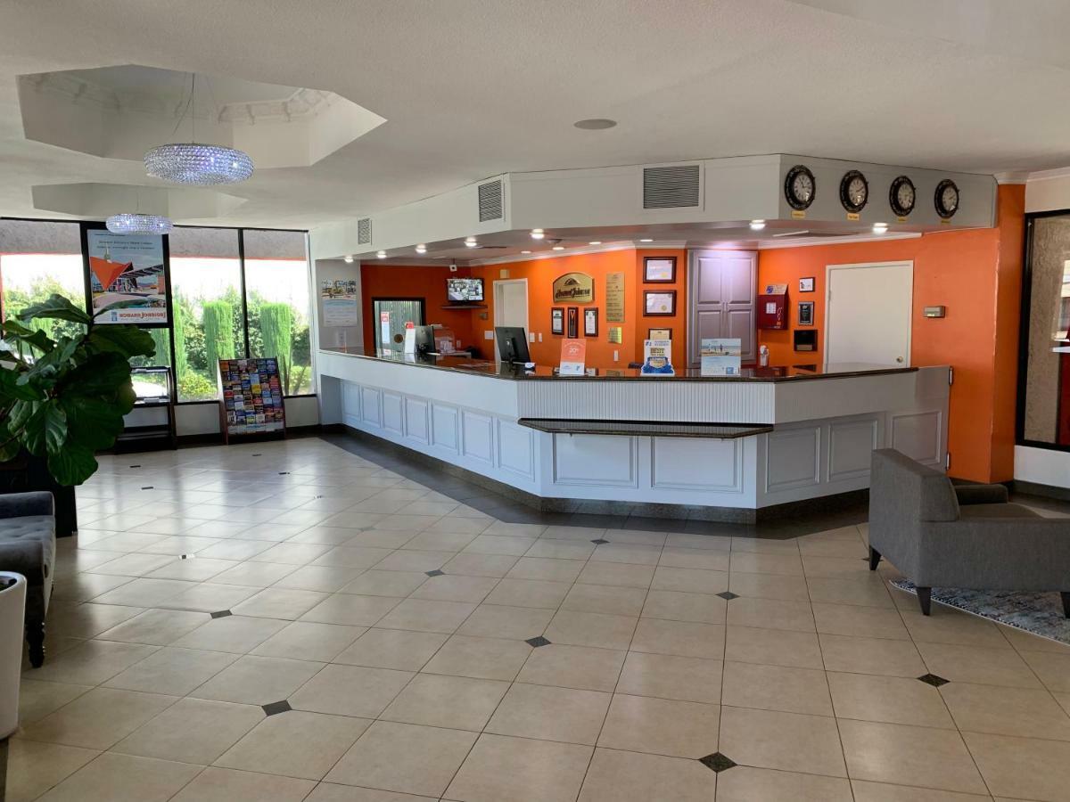 Howard Johnson By Wyndham Reseda Hotel & Suites - Los Angeles, Los Angeles