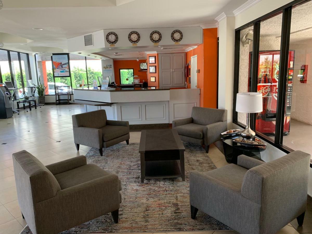 Howard Johnson By Wyndham Reseda Hotel & Suites - Los Angeles — Photos 2
